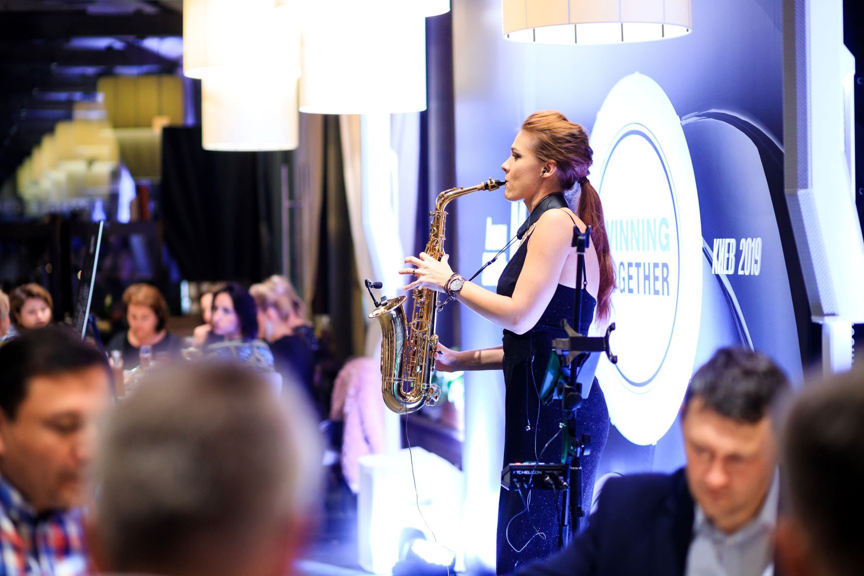 zyva-muzyka-saksofon